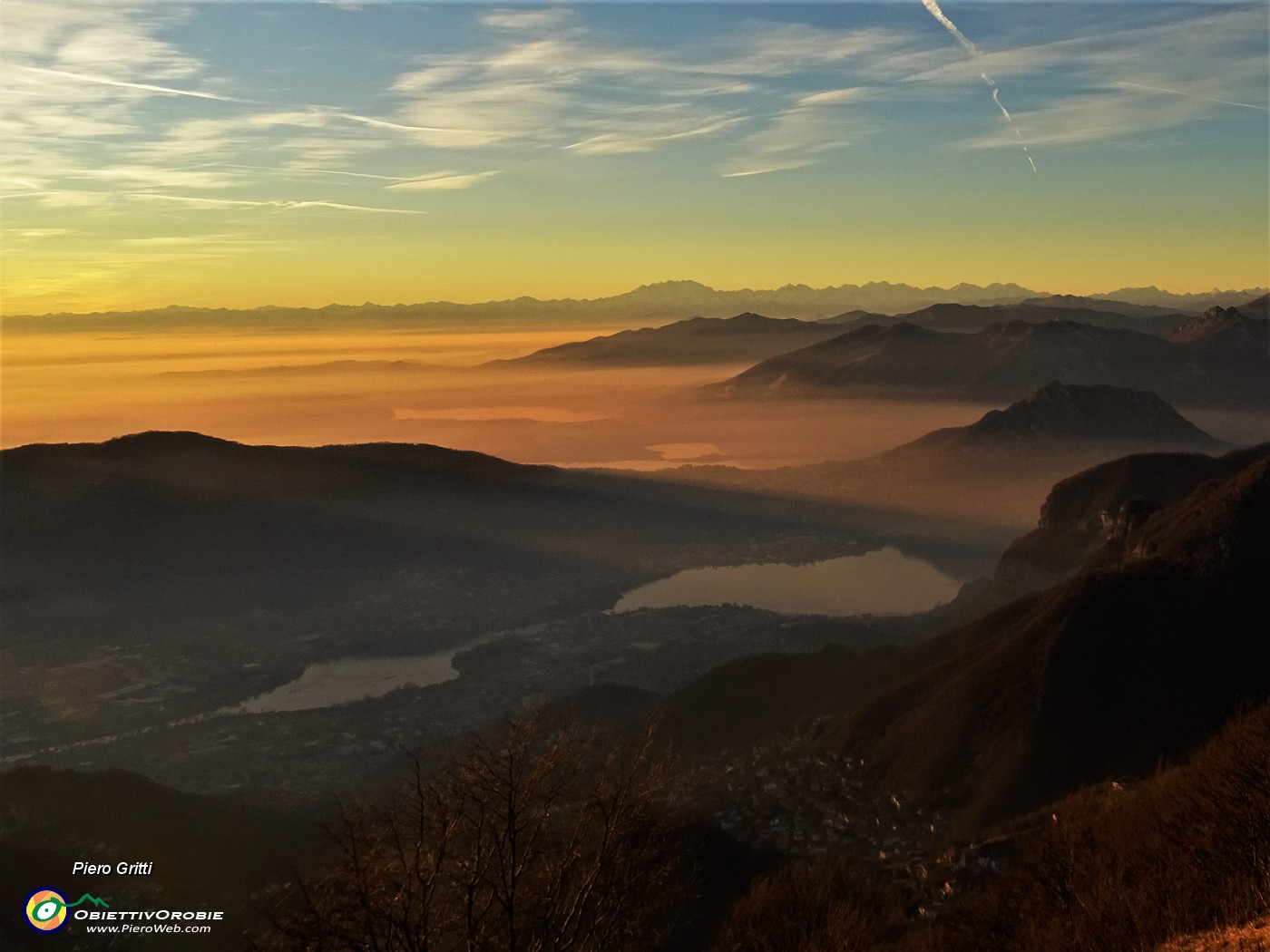 71 Laghi di Lecco e alta Brianza  fin verso il Monte Rosa nella luce e nei colori  dell'imminente tramonto.JPG